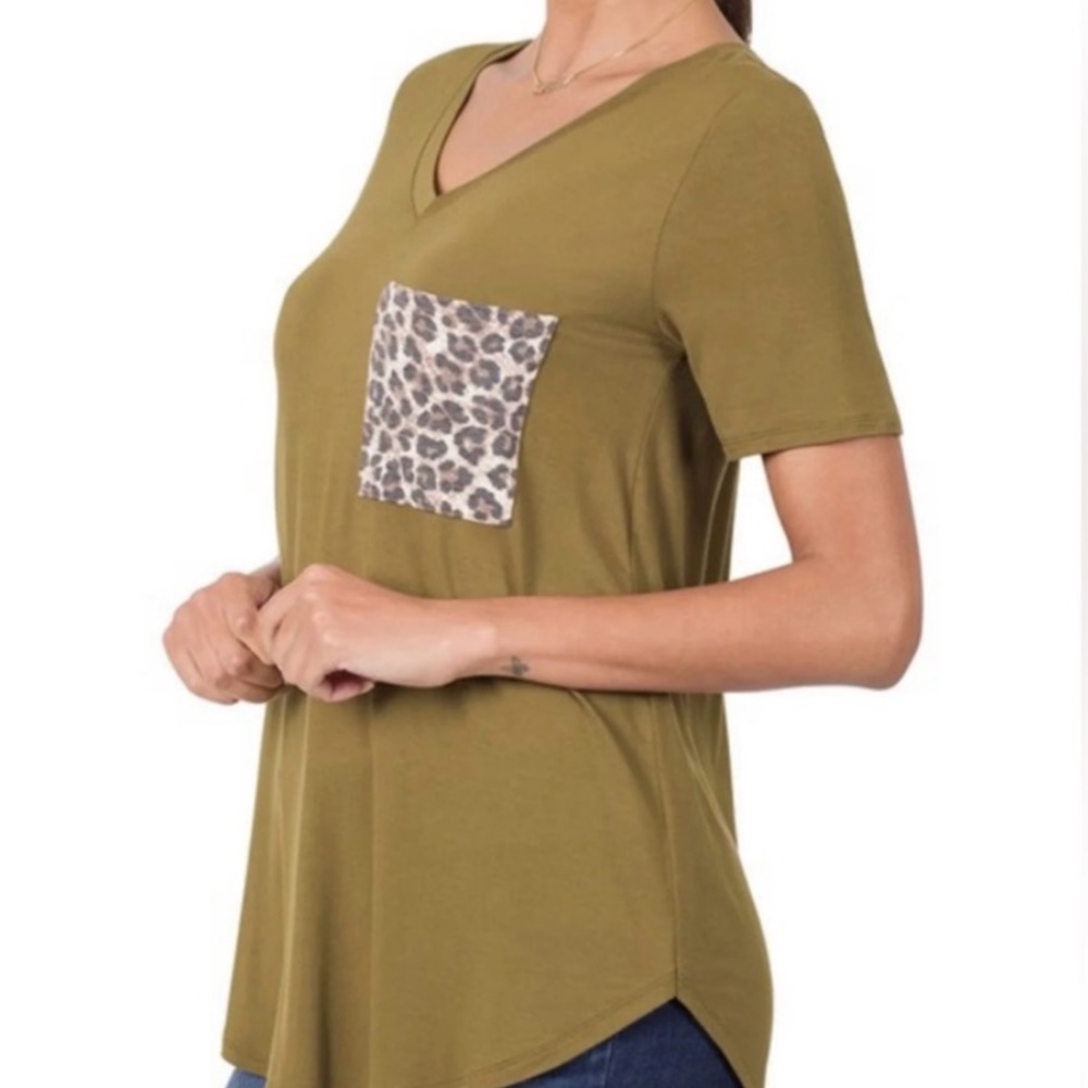 🟠NWT ZENANA Short Sleeve V-neck Leopard Pocket Tee in Olive